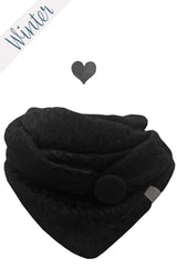 Schwarzes Dreieckstuch aus weichem Viskose-Jacquard mit dezentem Leo-Muster und Knopf.