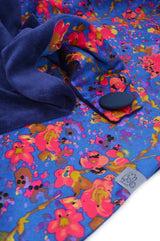 Dreieckstuch | BlütenMeer | Blau - Halstuch Damen für alle Jahreszeiten aus blauer Baumwolle mit wundervoll pink, orange und Lila Blüten, made with love for you, handmade, fair wear, Lieblingstuch, stylisch, praktisch, langlebig, gemütlich, einfach schön und zum wohlfühlen