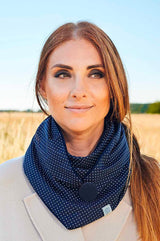 frau trägt blaues Dreieckstuch mit weißen punkten und blauem Knopf Halstuch Damen klassisch marine blau mit weißen Pünktchen