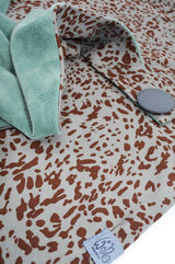 Dreieckstuch | Wild & Soft | Salbei & Grün - Detail von Halstuch für Damen , verschließbar mit Knopf- funktionsweise wie Loop, aber Frisurfreundlich, perfektes Tuch für urbande Outfits, langlebig, stylisch, stilvoll, extravagant, besonderes Tuch, animalprint, made with Love, nachhaltig, Fair Wear