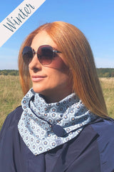 Dreieckstuch | WINTER | Blüten & Hellblau | Blau Kuscheltuch wishproject Frau trägt Halstuch für Damen aus hellblauer Baumwolle mit dunkelblauem Blütenmuster chic, stylisch und praktisches Accessoire aus weichen, edlen Materialien