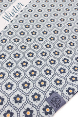 Dreieckstuch | WINTER | Blüten & Hellblau | Blau Kuscheltuch wishproject Detail von Winter-Schal dunkelblau mit mit Knopf , warm, praktisch und ein schickes Accessoire