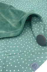 Detail von Halstuch Damen aus Musselin in grün mit Punkten und weichem, flauschigem Baumwollnicki in Salbei-Grün, Tuch mit Knopf, Label aus recyceltem Meeresplastik, made with Love, made in Germany, langlebig, gemütlich und stylisch