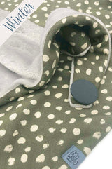 Dreieckstuch | Oliv & Soft | WINTER | Oliv & Grau Kuscheltuch wishproject Detail von Halstuch für Damen aus weicher, seidiger Viscose, gefüttert mit Microfaserplüsch, verschließbar mit Knopf- kein verrutschen, label aus recyceltem Meeres Plastik