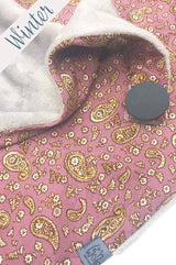 Detail von Dreieckstuch mit Knopf, altrosa Viscose mit Paisley Muster, Knopf zum Schließen, Fair Wear, made with Love