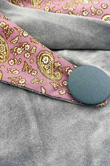 Detail von Halstuch Damen Paisley Altrosa mit Knopf