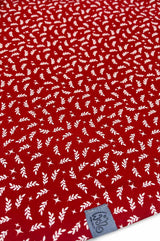 Detail von Dreieckstuch rot mit Blättchen und Zweigen, naturmotiv, rot wie die Liebe, handmade , wishproject, fair wear