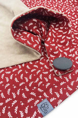 Detail von Tuch "Rot LIebe" Futterstoff trendiges Beige, Obermaterial 100% Baumwolle in herbstlichem Rot, Knopf und Label in hellgrau, perfektes Accessoire mi verschiedenen Tragevarianten wie kapuze, loop, stola, inside out, mit liebe gefertig, thüringer Manufaktur