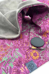 Detail von rosa Dreieckstuch mit Wildblumenmuster, Knopf zum Schließen grau, Futterstoff Baumwolle grau, perfektes Accessoire für alle Jahreszeiten, winddicht, kuschelig, gemütlich, schick, made with Love in Gotha/Thüringen