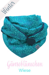 Detail von Dreieckstuch winter-Tuch Damen aus Baumwolle türkis mit Knopf , warm, stilvoll, chic, Dreieckstuch mit Knopf aus Baumwolle, gefüttert mit Microfaserplüsch, Farbe Petrol mit türkisen Mini-Gänseblümchen und Punkten, wie eine Gänseblümchenwiese