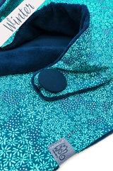 Detail von Halstuch Damen für Herbst und Winter aus Baumwolle , Label aus recyceltem Meeres-Plastik, made with love, fair wear, nachhaltig, Futter aus dunkelblauem Microfaserplüsch