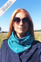 Junge Frau trägt Halstuch Damen mit Knopf aus petroler Baumwolle mit kleinem Blütenmuster , Fair Wear, handgemacht, made with Love, made in Germany,