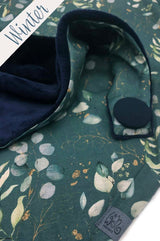 Detailansicht von Dreieckstuch Damen aus Baumwolle und Microfaserplüsch, grün mit Eukalyptus-Motiv und goldenen Akzenten