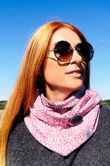 Frau trägt Halstuch Damen für den Winter, flauschig, weich und gemütlich aus rosa Baumwolle mit kleinen Blüten , gefüttert mit dunkelgrauem Baumwollnicki, Tuch mit Knopf