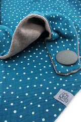 Dreieckstuch | PünktchenLiebe | Musselin & Petrol - Detail von Halstuch Damen aus Musselin in grün mit Punkten und weichem, flauschigem Baumwollnicki in Petrol- Blau, Tuch mit Knopf, Label aus recyceltem Meeresplastik, made with Love, made in Germany, langlebig, gemütlich und stylisch