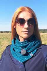 Dreieckstuch | PünktchenLiebe | Musselin & Petrol - Junge Frau trägt Halstuch Damen aus weichem Baumwollmusselin, Musselintuch, Lieblingstuch , Farbe Petrol mit weißen Pünktchen, Futterstoff Baumwollnicky grau, Tuch mit Knopf - praktiscg, stylisch, zeitlos, gemütlich, langlebig, made with love for you by wishproject, air wear