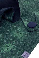 Detail von Halstuch Damen grün mit Ornamenten , Label aus recyceltem Meeresplastik, fair wear, handmade und stylisch