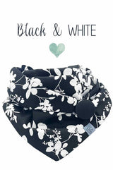 Halstuch Damen schwarz und weiß mit Blütenornament Dreieckstuch mit Knopf fair wear sustainable fashion Tuch mit Knopf kuschelig, weich, warm schick