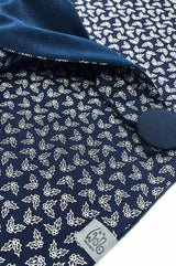 Detail von Halstuch für Damen aus blauer Baumwolle mit chicem dunkelblauen Print, made with Love, Label aus recyceltem Meeresplastik, Fair Wear, nachhaltig, sustainable, Lieblingstuch