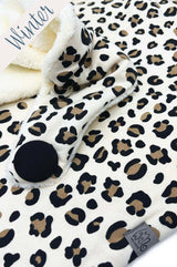 Winter-Dreieckstuch aus Sweat mit Leo-Muster und kuscheligem Plüschfutter in Cremeweiß