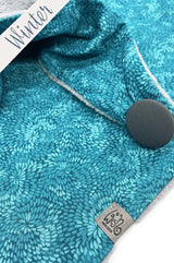 Detailansicht Dreieckstuch petrol-türkis, feines Muster aus Baumwolle mit Knopfverschluss