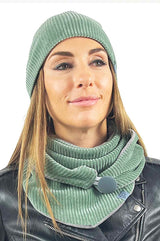 Halstuch für Damen mit Knopfverschluss aus Cord in der Farbe Salbei grün, gemütlich, stylisch und absolut im trend. Futterstoff: weicher , grauer Baumwollnikki