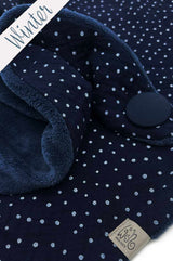 Detail von Dreieckstuch mit Knopf aus dunkelblauem Musselin und dunkelblauem Futterstoff.