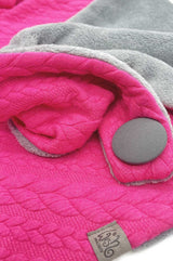 Strahlend pinkes Dreieckstuch aus Strickstoff, warmes, vielseitig tragbares Accessoire.