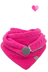 Dreieckstuch aus pinkem Strick mit Knopfverschluss, weiches, farbintensives Accessoire.