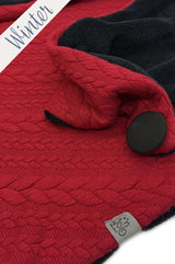 Detailaufnahme eines roten Strick-Dreieckstuchs mit weichem Futter und schwarzem Knopf