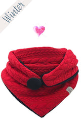 Rotes Dreieckstuch aus Strick mit Knopfverschluss, winterliches Halstuch in warmem Rotton