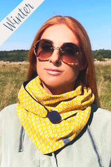 Frau trägt schönes, komfortables Wintertch