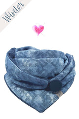 Winter Dreieckstuch in Jeansblau mit dezentem Muster, weich gefüttert, mit Knopf und Schlaufe