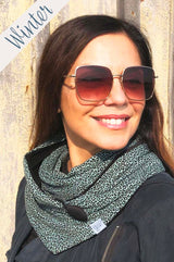 dreieckstuch mit knopf leo grün mit schwarzem futter aus baumwollniki animal print xxl tuch mit knopf