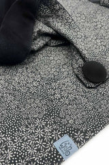 Detail von Halstuch Damen für Herbst und Winter aus Baumwolle , Label aus recyceltem Meeres-Plastik, made with love, fair wear, nachhaltig, Futter aus schwarzem Baumwollnicki