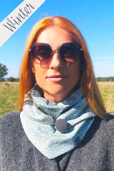 Dreieckstuch WINTER| Grau & Grün | Blüten & Blätter Kuscheltuch wishproject - Frau trägt Halstuch Damen für jede Jahreszeit, flauschig, weich und gemütlich aus pastell grüner Baumwolle mit kleinen Blüten , gefüttert mit grauem Microfgaserplüsch, Tuch mit Knopf