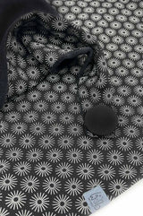 Detail von Halstuch Damen für Herbst und Winter aus Baumwolle , Label aus recyceltem Meeres-Plastik, made with love, fair wear, nachhaltig, Futter aus schwarzem Baumwollnicki