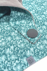 Detail vo Halstuch Damen für Herbst und Winter aus Baumwolle , Label aus recyceltem Meeres-Plastik, made with love, fair wear, nachhaltig, futter aus grauem Baumwollnicki