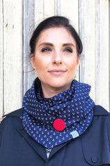 junge Frau trägt Dreieckstuch blau mit ankern und einem roten knopf