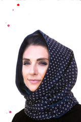 junge frau trägt dreieckstuch blau mit ankern als kapuze wie grace kelly