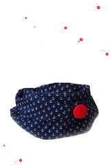 Blauer Loopschal mit weißen Ankern und einem roten Knopf