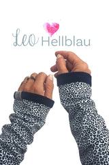 Armstulpen im hellblauem Leo-Design mit blauer Baumwollniki Kante – feine Struktur und liebevoll genähtes Wishproject-Labe