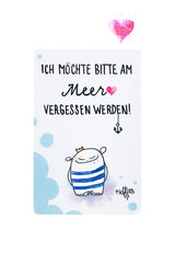 Kühlschrankmagnet mit handgezeichnetem Motiv: fröhliche Figur im Ringelshirt, Text „Ich möchte bitte am Meer vergessen werden!“ – maritim & liebevoll.Künstlerin: Steffi Deubner , made by wishproject, mit kleinem König in Ostseepulli