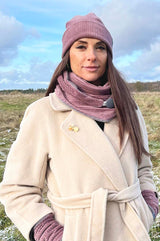 Cordmütze in Beere aus weichem Cord-Jersey, warme Wintermütze mit feiner Rippenstruktur in kräftigem Beerenton