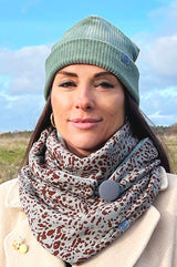 Grüne Cordmütze im Beanie-Stil, weich und lässig getragen, perfekt für Herbst und Winter