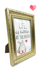 Detailansicht der handgemalten Illustration „Life is better at the beach“ mit goldfarbenem Rahmen und liebevollen Aquarellakzenten.