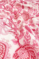 Großes handbedrucktes Baumwolltuch in Rosa mit floralem Muster aus Indien – detalansicht des wundervollen Blütenmusters