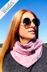 Frau trägt Halstuch Damen für den Winter, flauschig, weich und gemütlich aus rosa Baumwolle mit kleinen Blüten , gefüttert mit dunkelgrauem Microfaserplüsch, Tuch mit Knopf