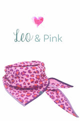 Dreieckstuch in Rosa mit Leo-Muster in Lila und Orange, locker drapiert – stilvolles Accessoire aus Musselin für Damen und Kinder