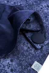 Detail von Halstuch Damen blau mit Ornamenten , Label aus recyceltem Meeresplastik, fair wear, handmade und stylisch